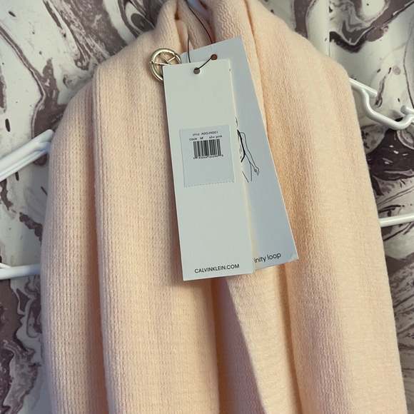 CK Infinity Scarf - Picture 5 of 5